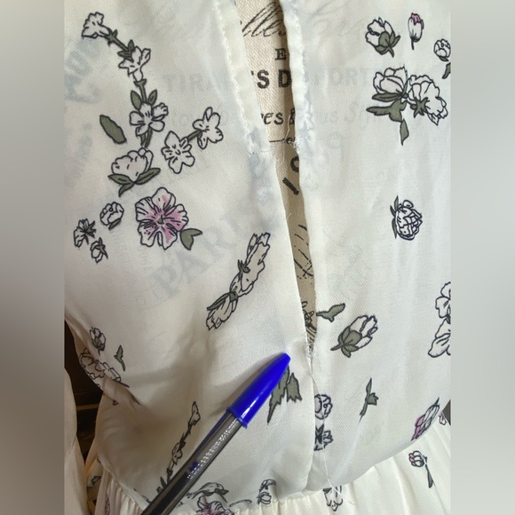 π 4 for$25 White bohemian floral maxi dress. Romantic bohemian. ππΌπΈ - Picture 10 of 12